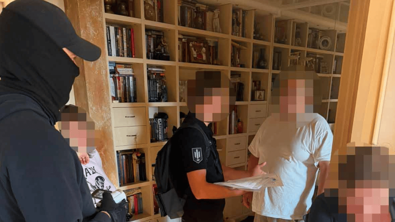 Арсенал кулеметів і вибухівки: ДБР викрило військових на Київщині