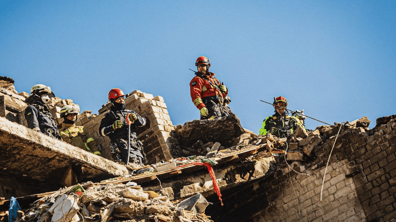 У Харкові тривають рятувальні роботи на місці ракетного удару