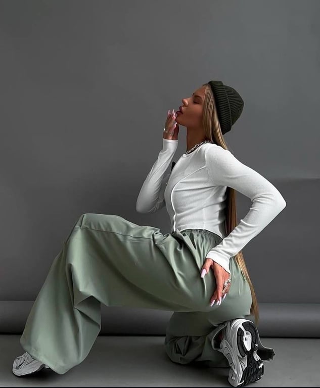 Брюки-парашюты набирают популярность в 2025 году