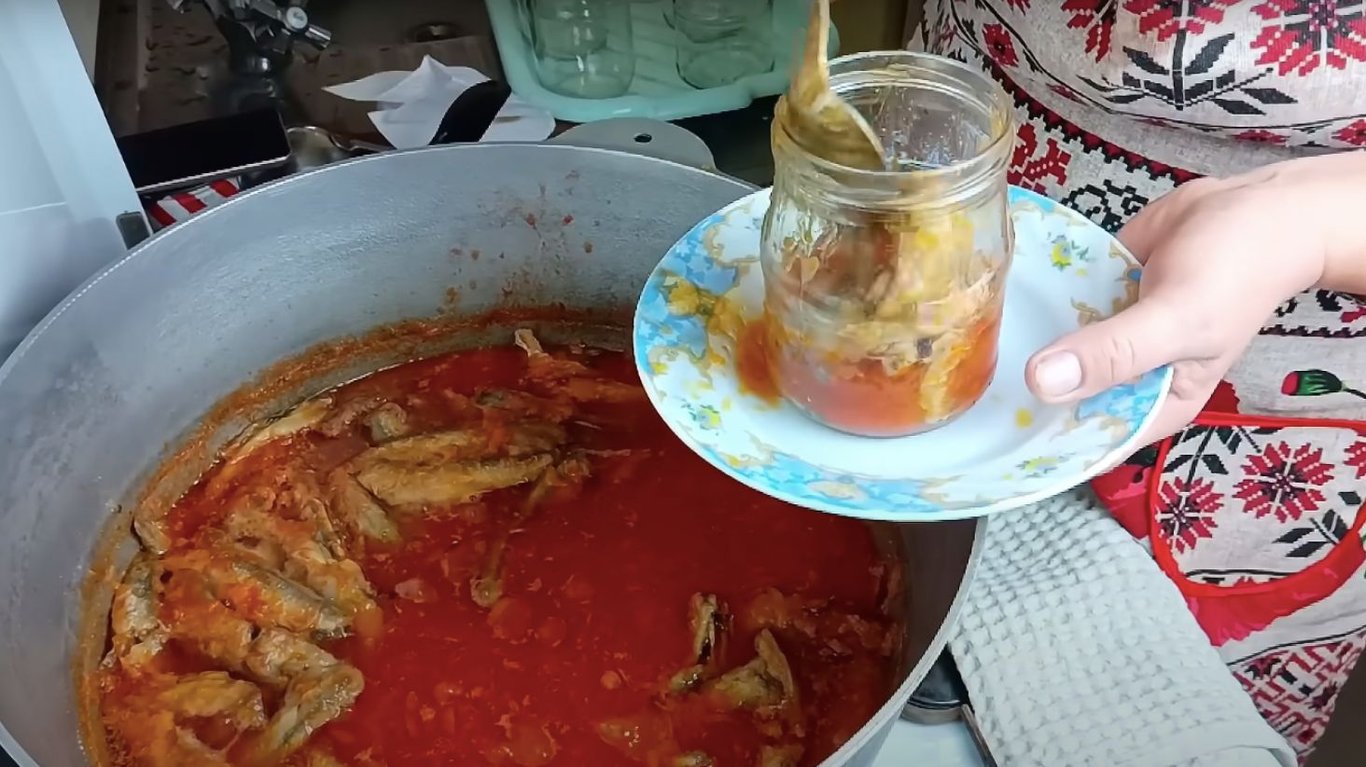 простий рецепт консерви з мойви в томатному соусі 