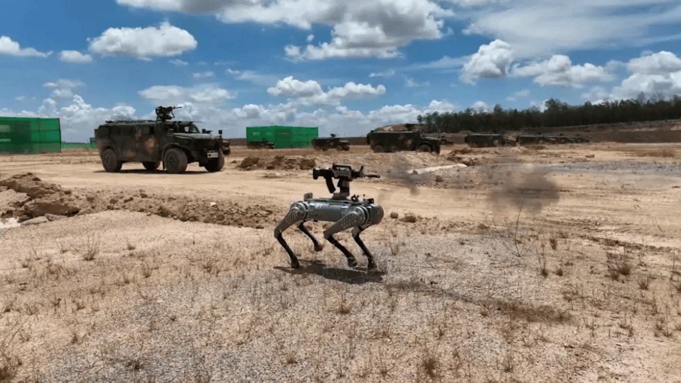 Китай продемонстрував бойових роботів-собак з кулеметами