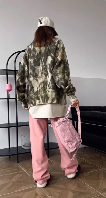 З рожевими джинсами можна зробити стильний образ