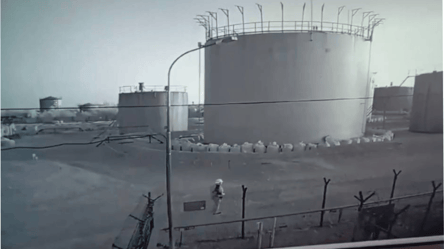 У мережі з'явилося відео із моментом влучання по нафтобазі у Росії - 285x160