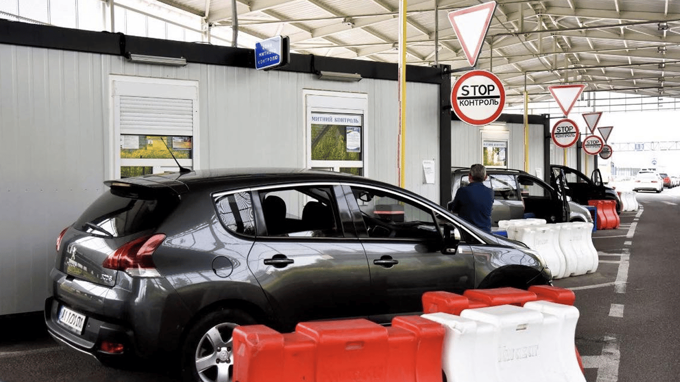 Пробки на пяти пунктах пропуска: ситуация на границе сегодня