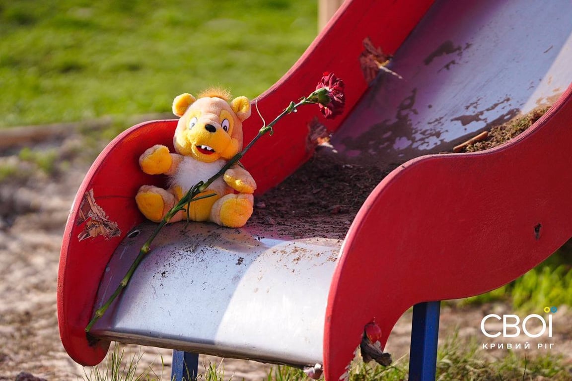 Іграшки на місці удару по дитмайданчику у Кривому Розі