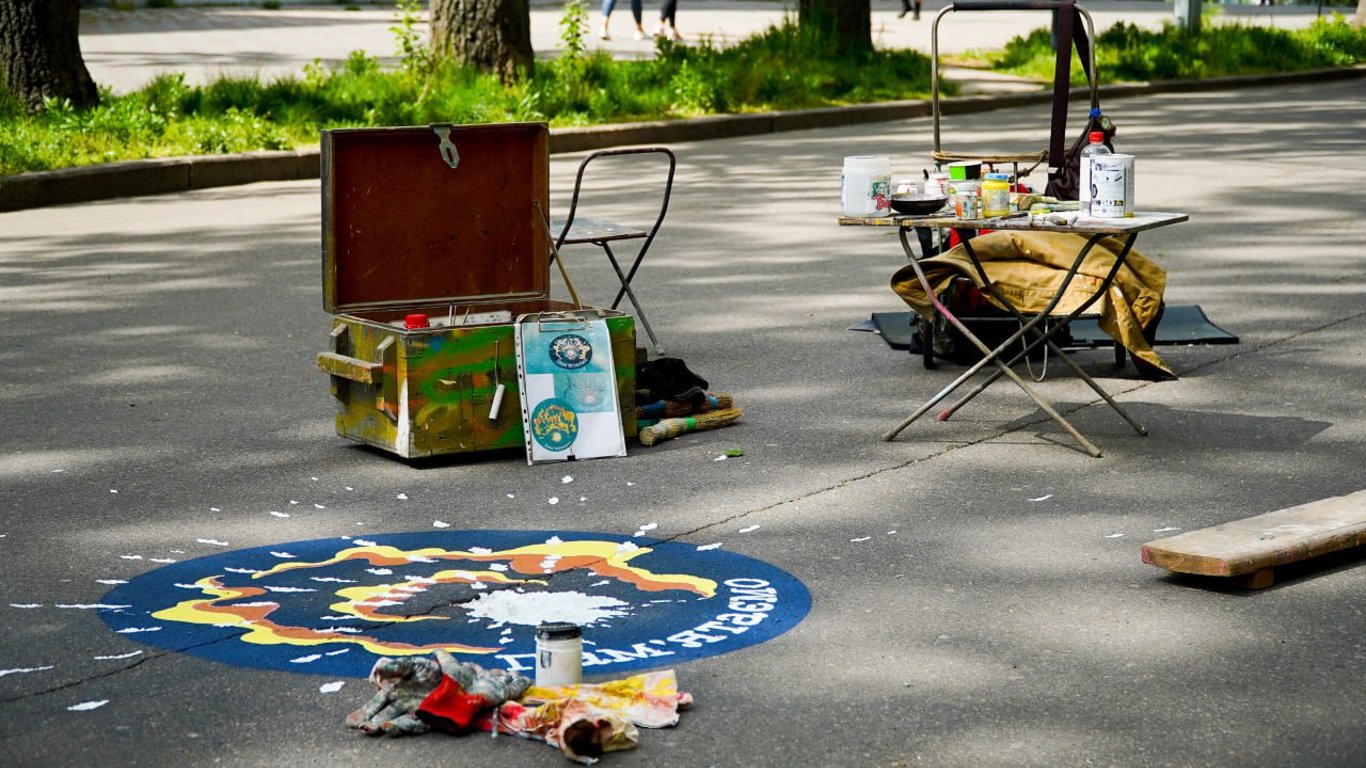 Миколаївський художник малює на місцях обстрілів