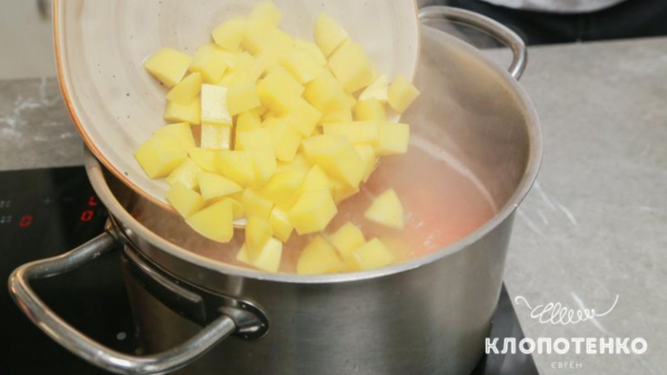 смачний борщ з квасолею та свинячими ребрами 