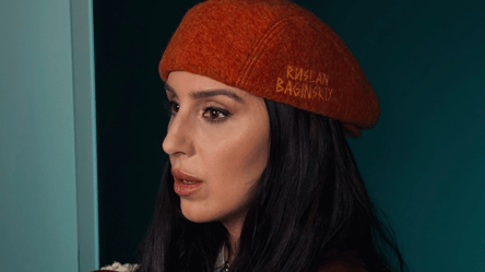 Який головний убір з 60-х цього сезону вподобала Джамала — фото - 290x160