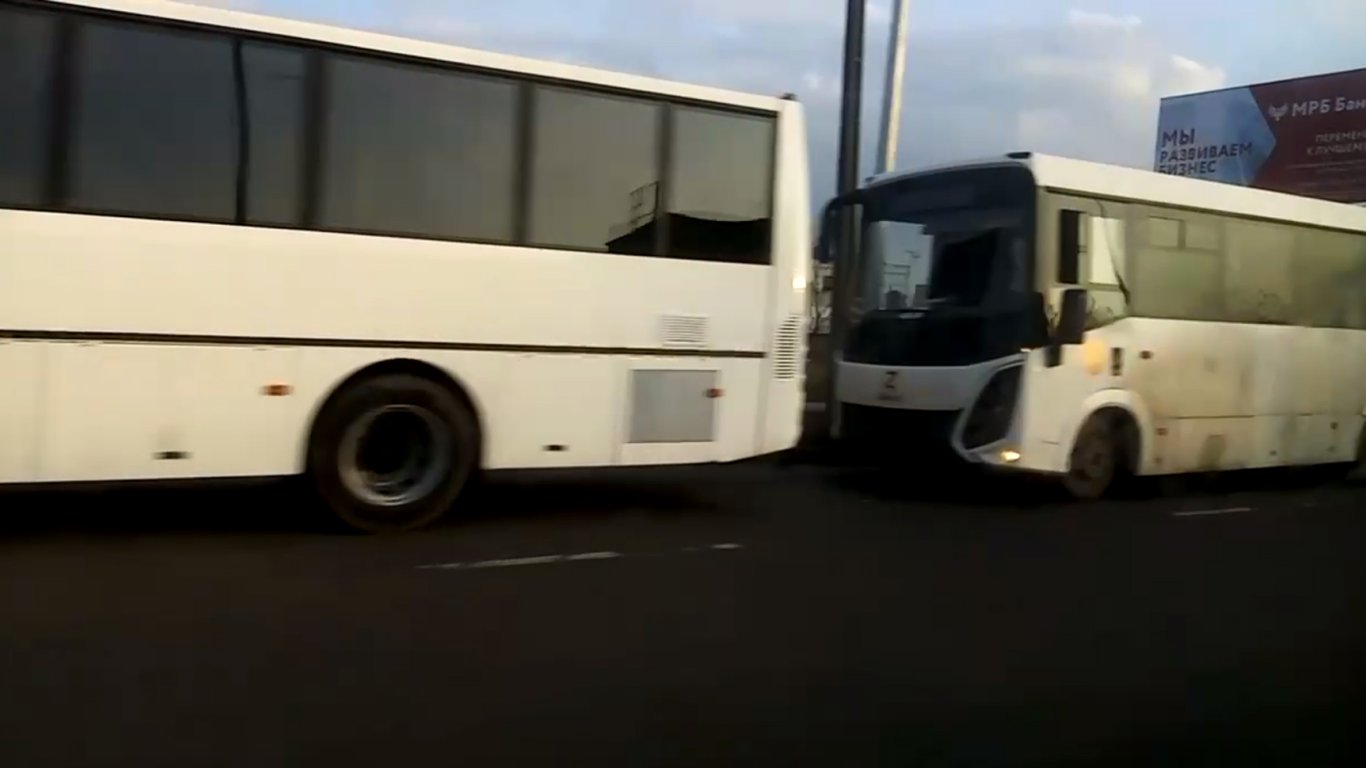Оккупанты перебросили на Запорожское направление 43 автобуса с вагнеровцами