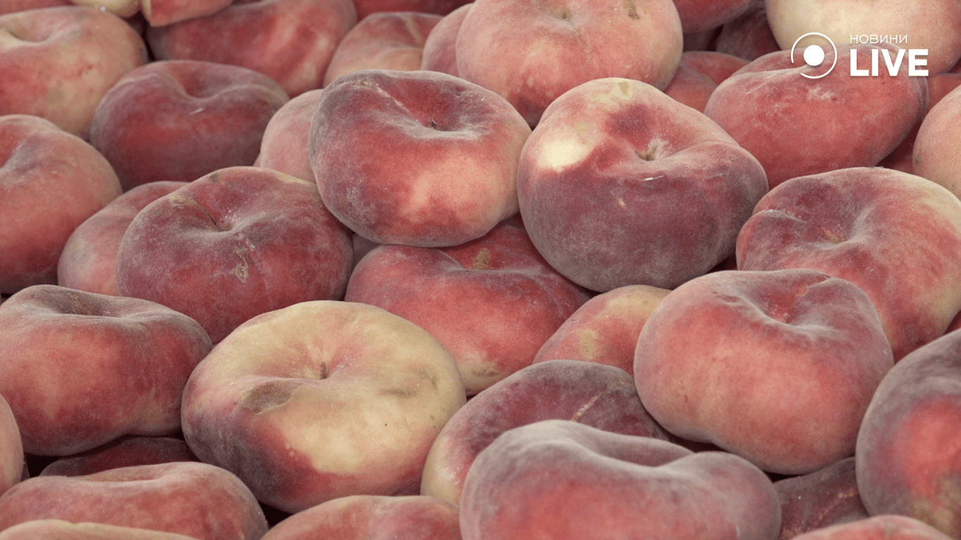 Персики на базарі Черемушки в Одесі 