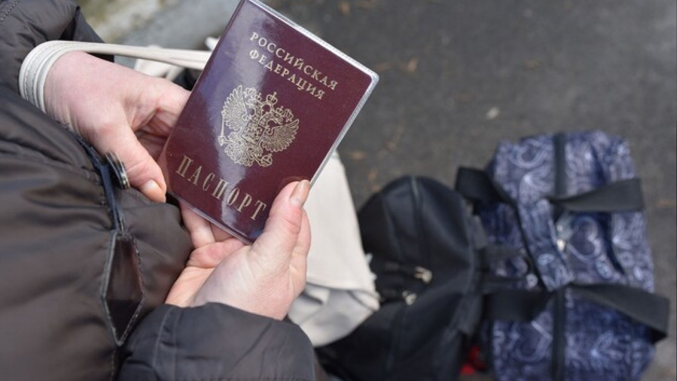 Власть рф заставляет депортированных украинцев брать российские паспорта