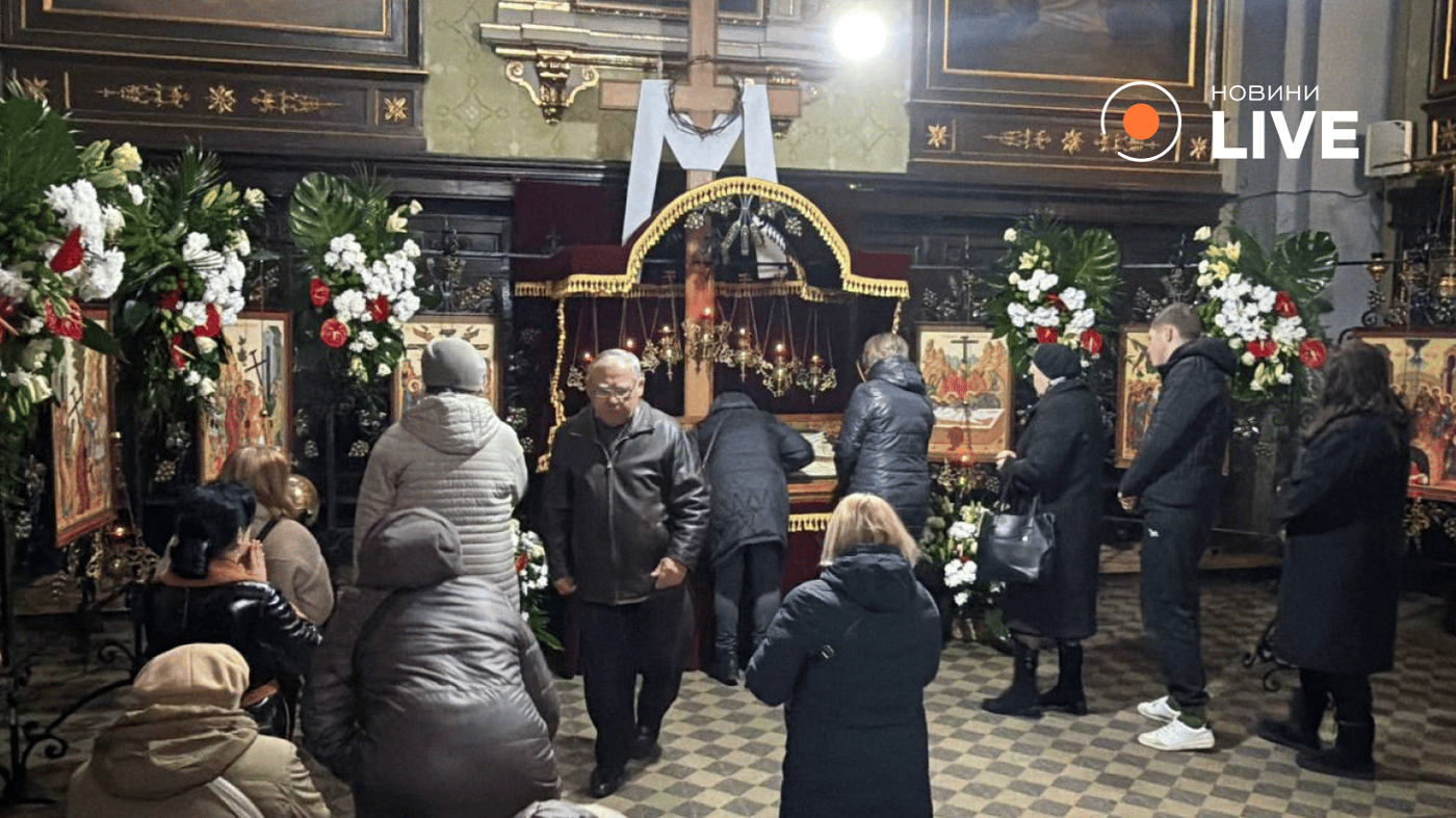 У храмах Львова виставили плащаницю