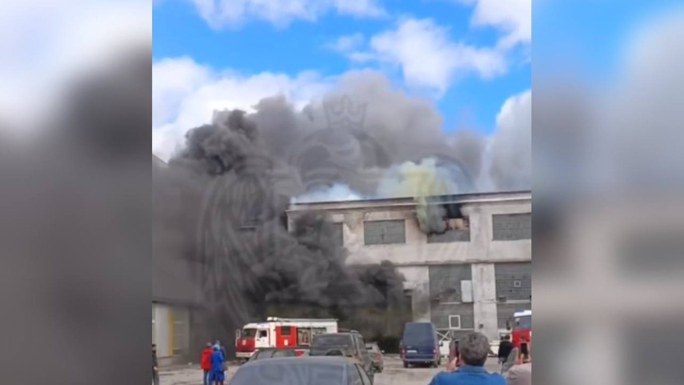 В российском Воронеже произошел масштабный пожар на заводе по производству электрооборудования