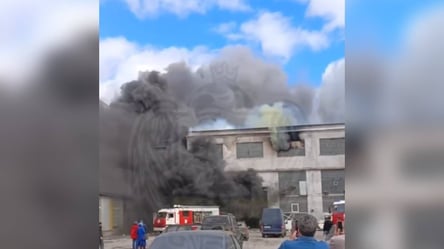 У російському Воронежі сталася масштабна пожежа на заводі  з виробництва електрообладнання - 285x160