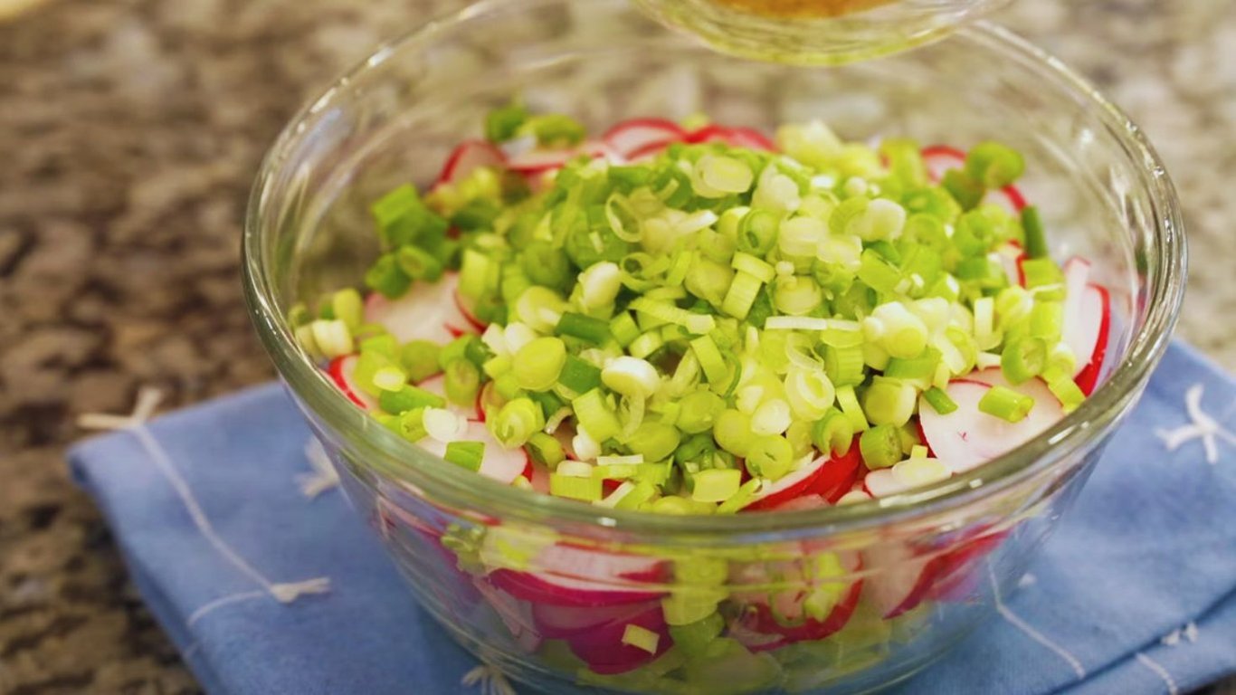 Весняний салат, коли ще мало свіжих овочів – рецепт приготування, відео
