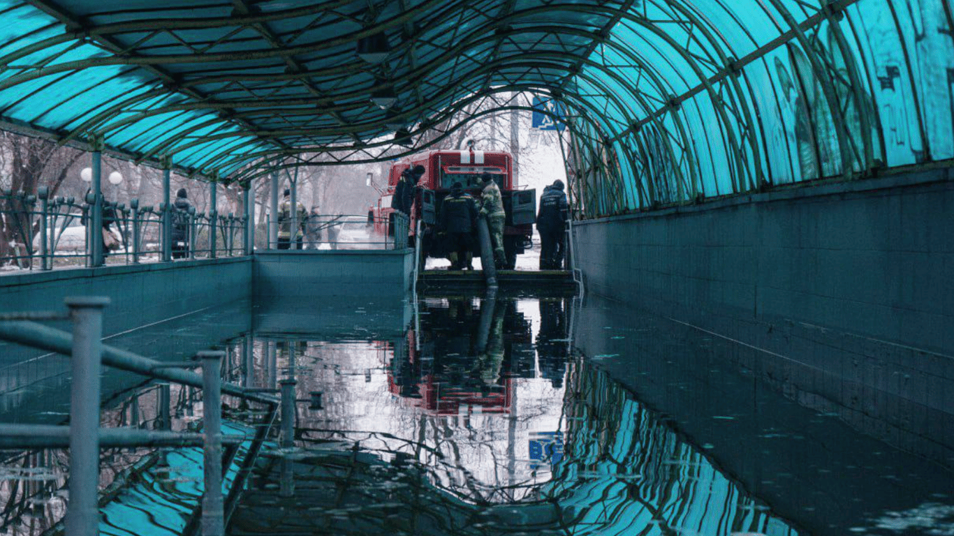 Через нічну атаку по Києву затопило підземний пішохідний перехід