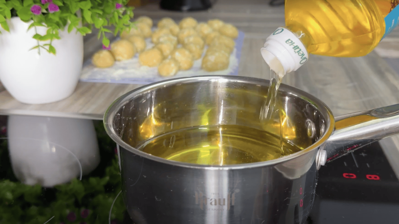 смачні сирні пончики у фритюрі