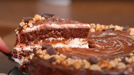 Рецепт простого торта "Сникерс" с шоколадом и карамелью - 285x160