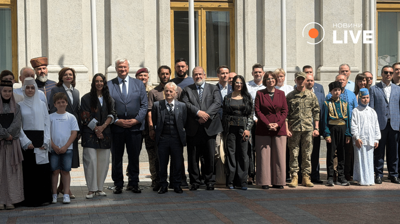 У Києві підняли кримськотатарський прапор