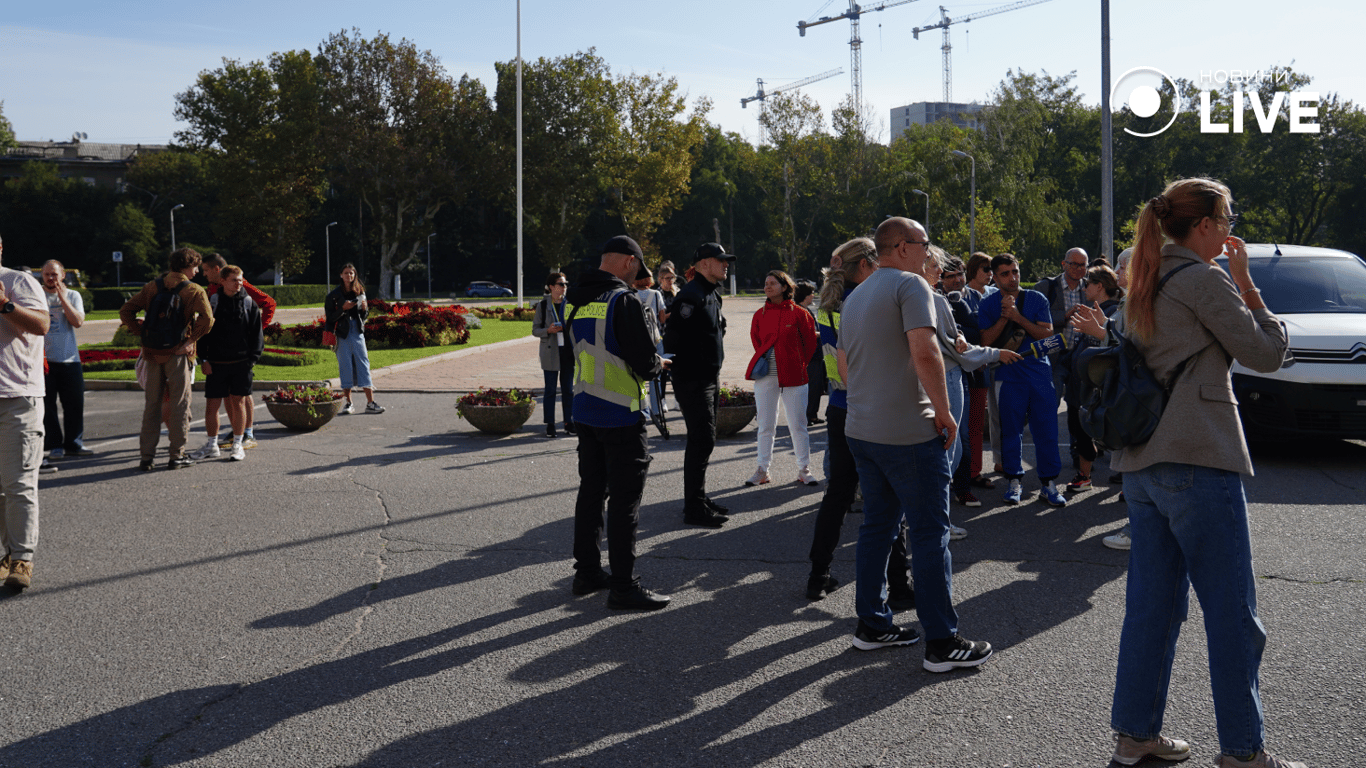 Натовп мітингувальників біля ОВА. Фото: Новини.LIVE