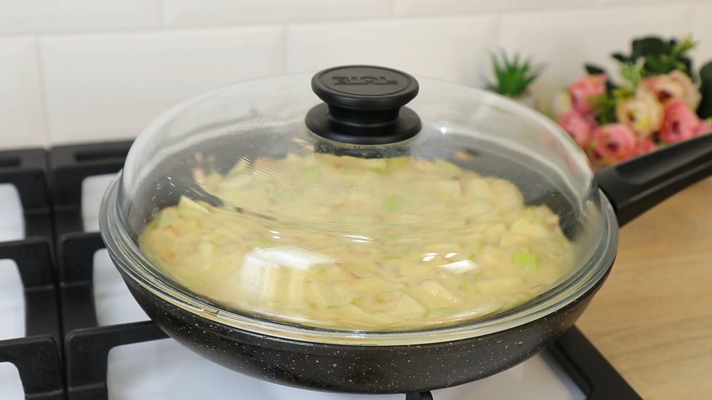 Пиріг з яблуками на сковорідці - швидкий рецепт з фото