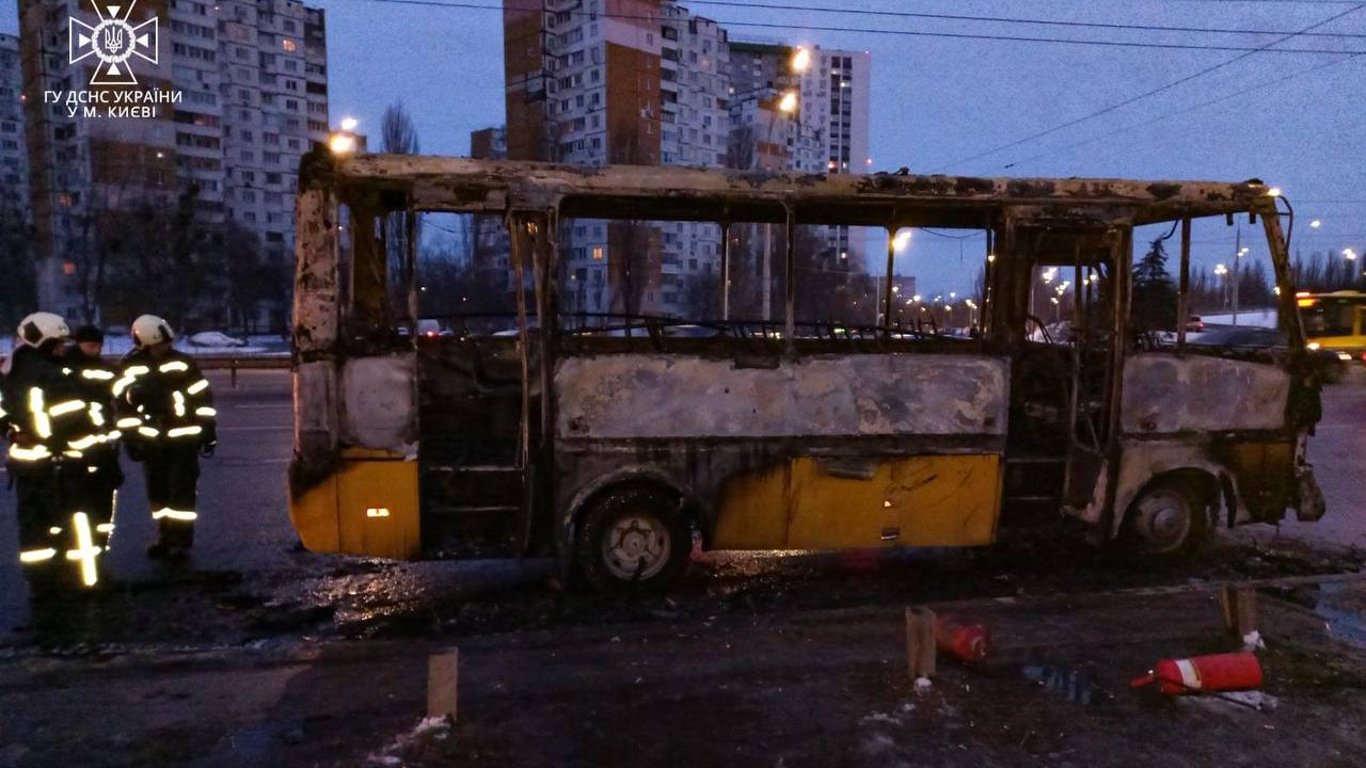 У Києві рятувальники загасили пожежу в маршрутному таксі