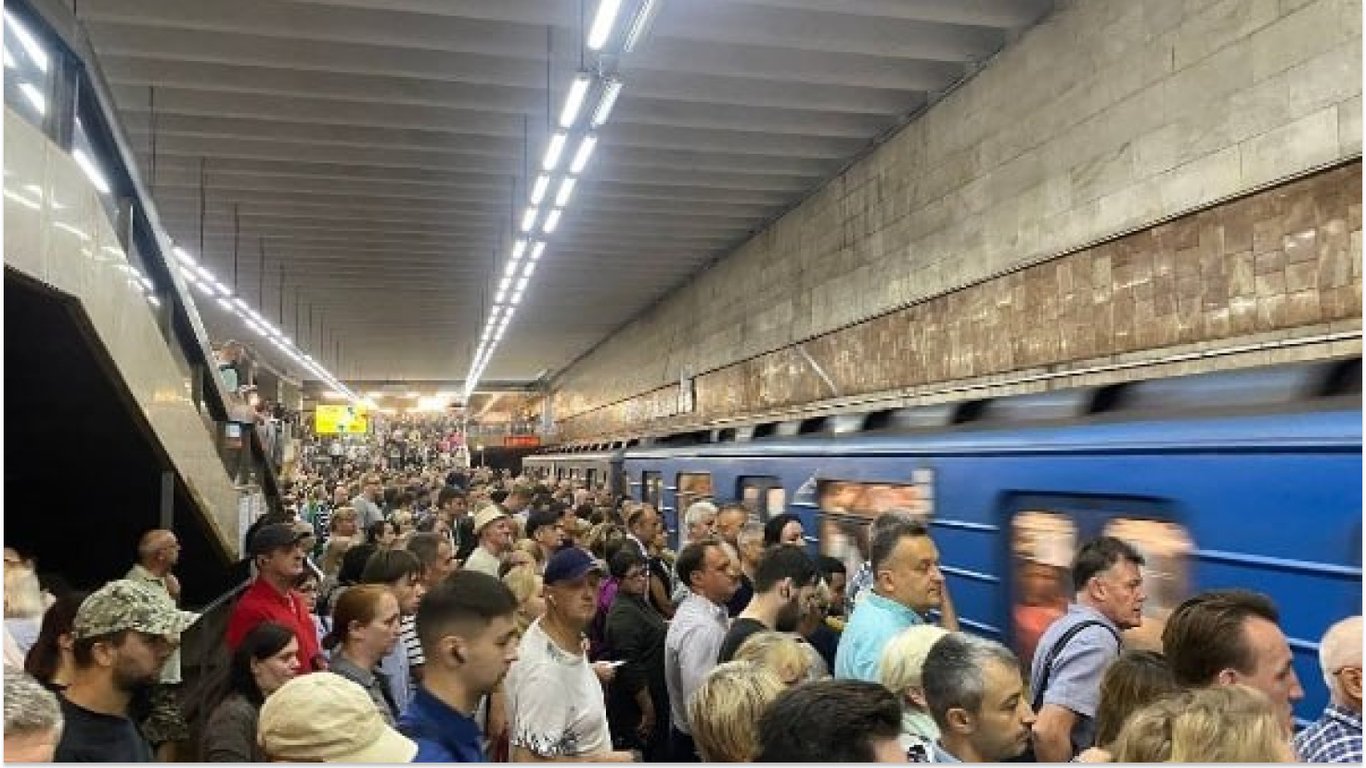 Пробки в Киеве 5 сентября — после воздушной тревоги люди стоят в очередях к метро