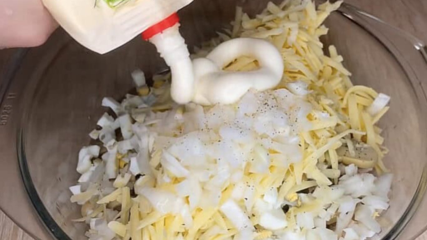 салат з курячим філе, маринованими печерицями, яйцями та сиром