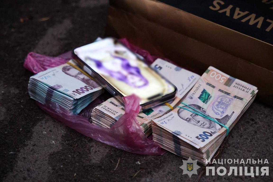 Посадовиця в Києві вимагала хабар у військового