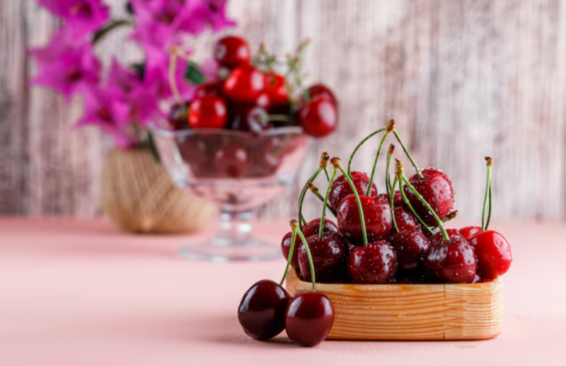 Сорванная с плодоножкой вишня