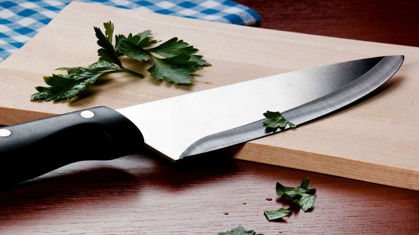 Як легко заточити кухонний ніж без точила вдома та на природі — лайфхаки