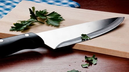 Вас удивит, обо что можно заточить кухонный нож, если нет точилки — советы - 290x166