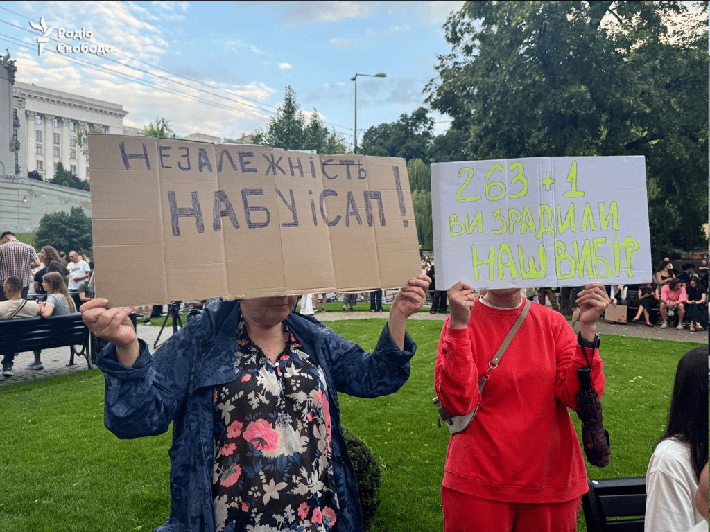 Українці вийшли мітинг проти закону щодо САП і НАБУ - фото - фото 3