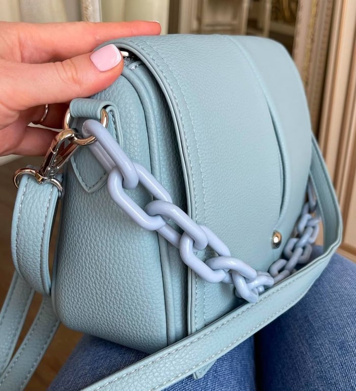 Дизайнери пропонують звернути увагу на блакитну сумку