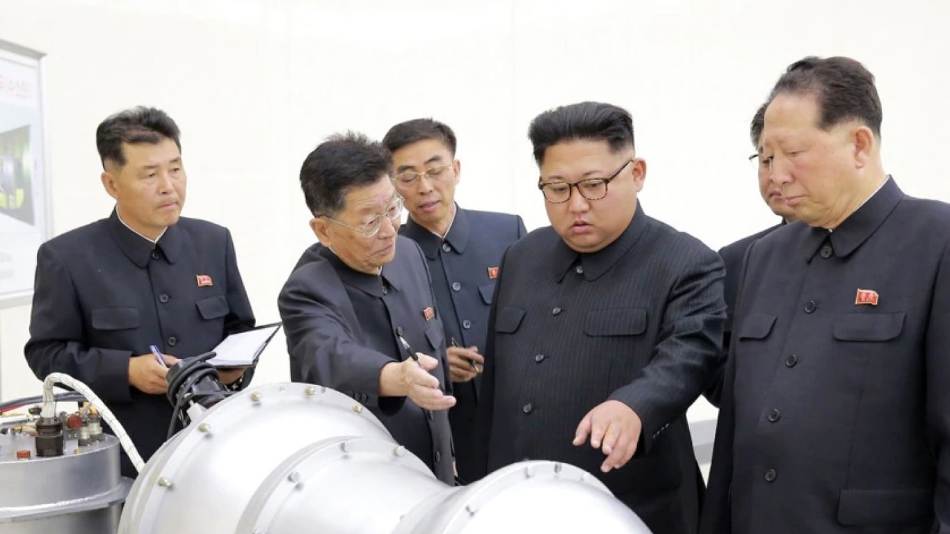 Північна Корея випустила три ракети в бік Східного моря