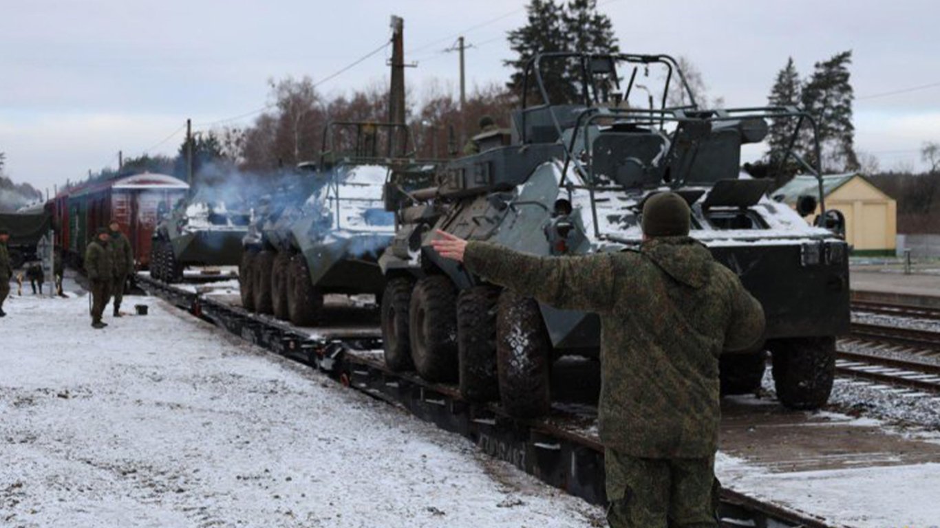 Россия перебросила в Беларусь два эшелона с техникой и военными