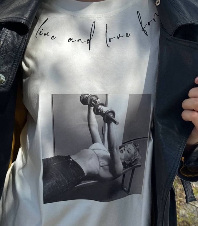 Футболка з принтом знову в моді