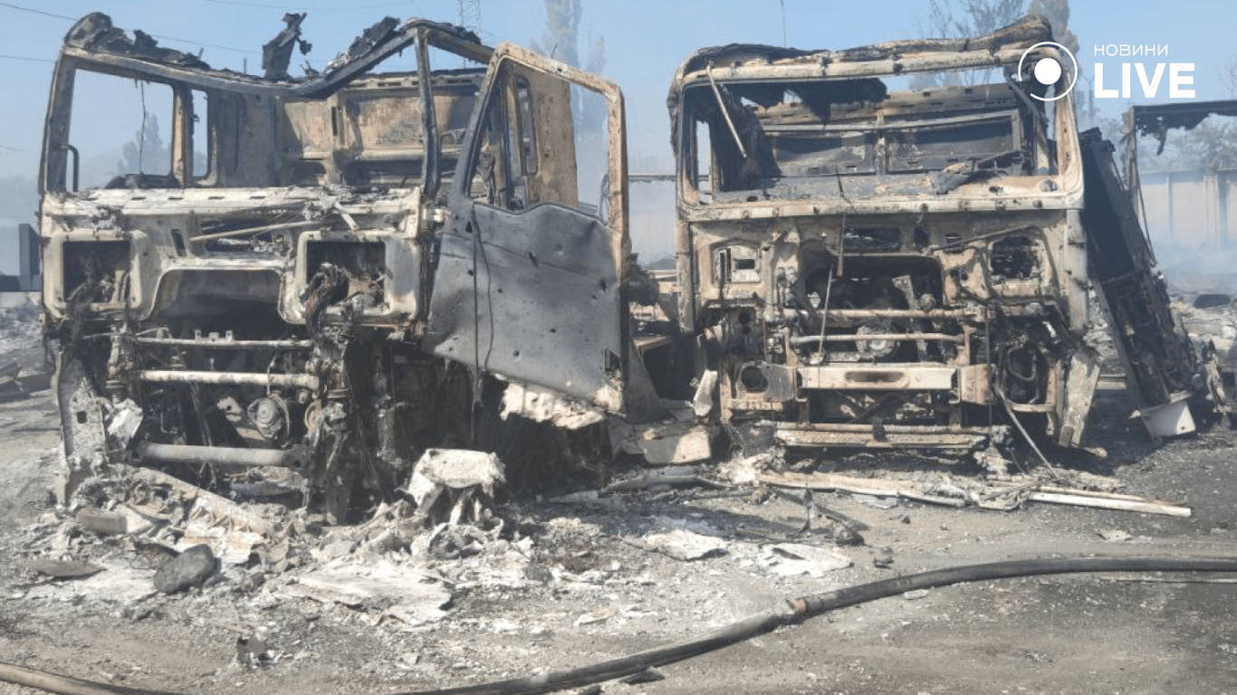 Кабіни вантажівок вигоріли вщент. Фото: Новини.LIVE