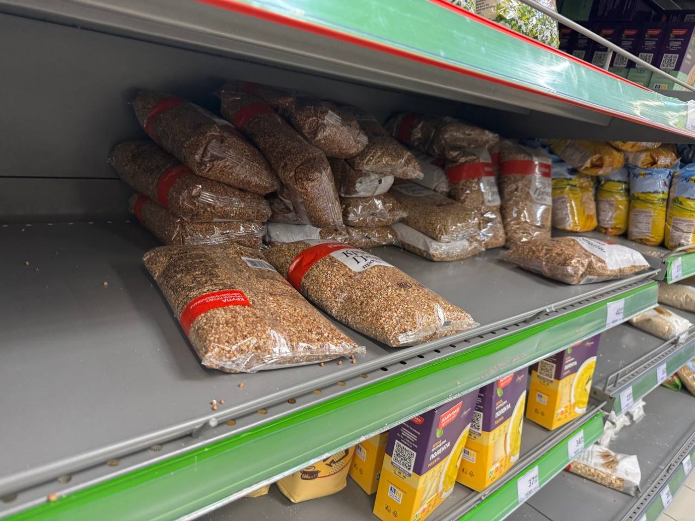 Полиці порожні, але не всюди: у Києві розкупили дешеві борошно та крупи - фото 4