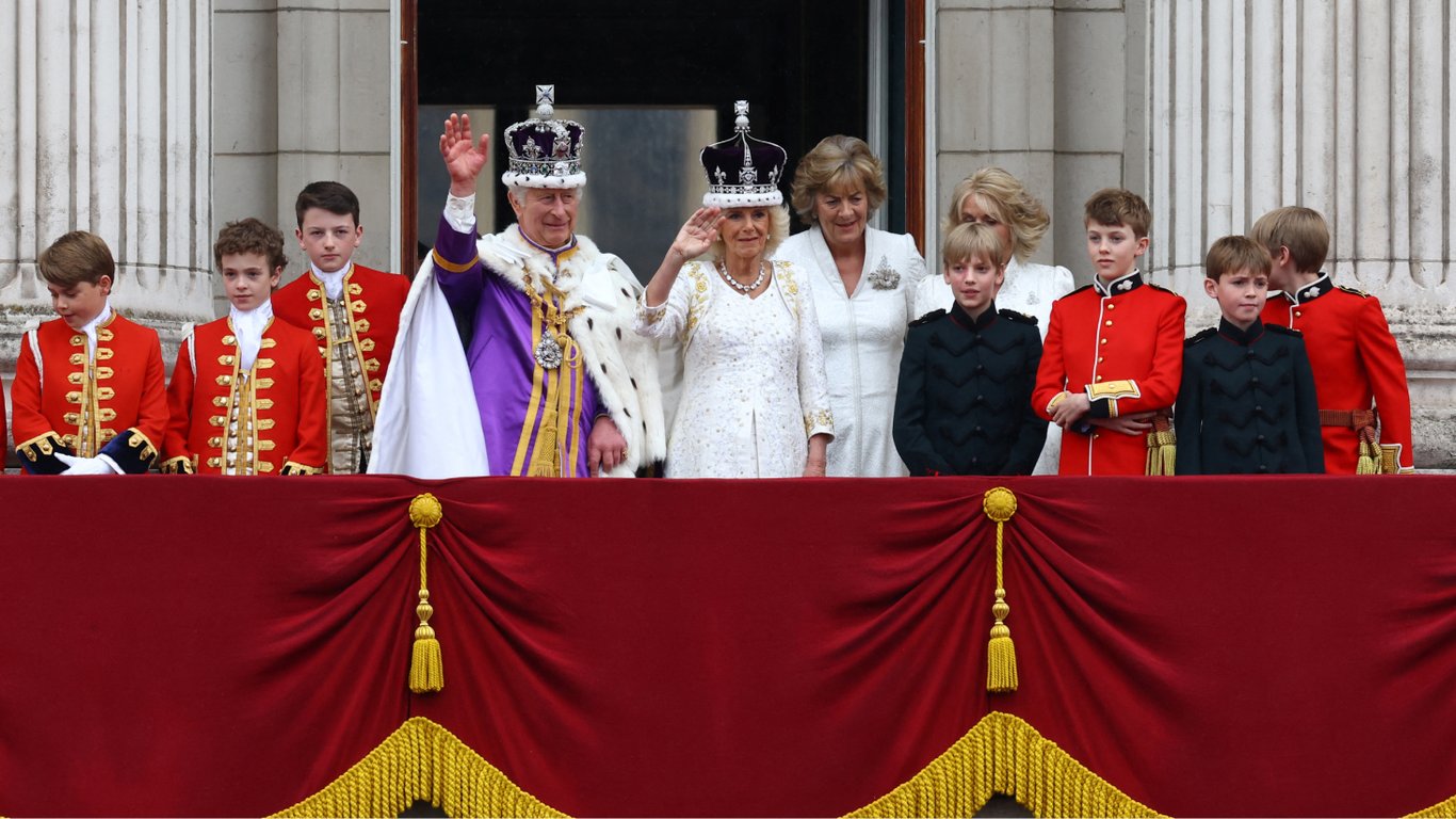 Чарльз III с родственниками вышел на балкон Букингемского дворца поздравить народ
