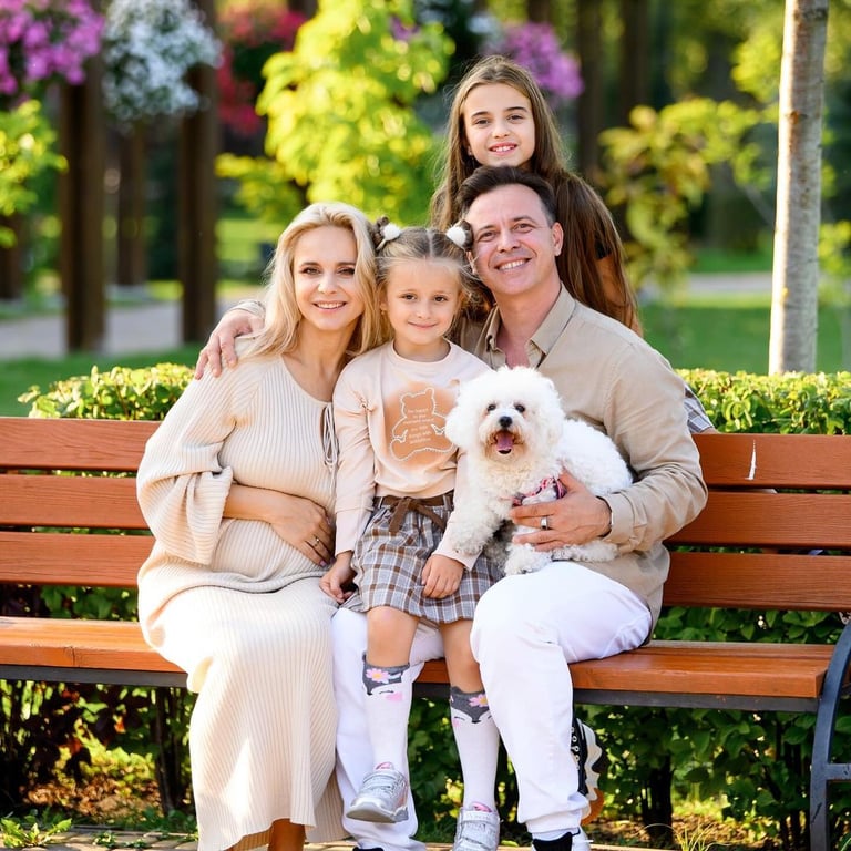 Лилия Ребрик с мужем, дочерьми и собакой