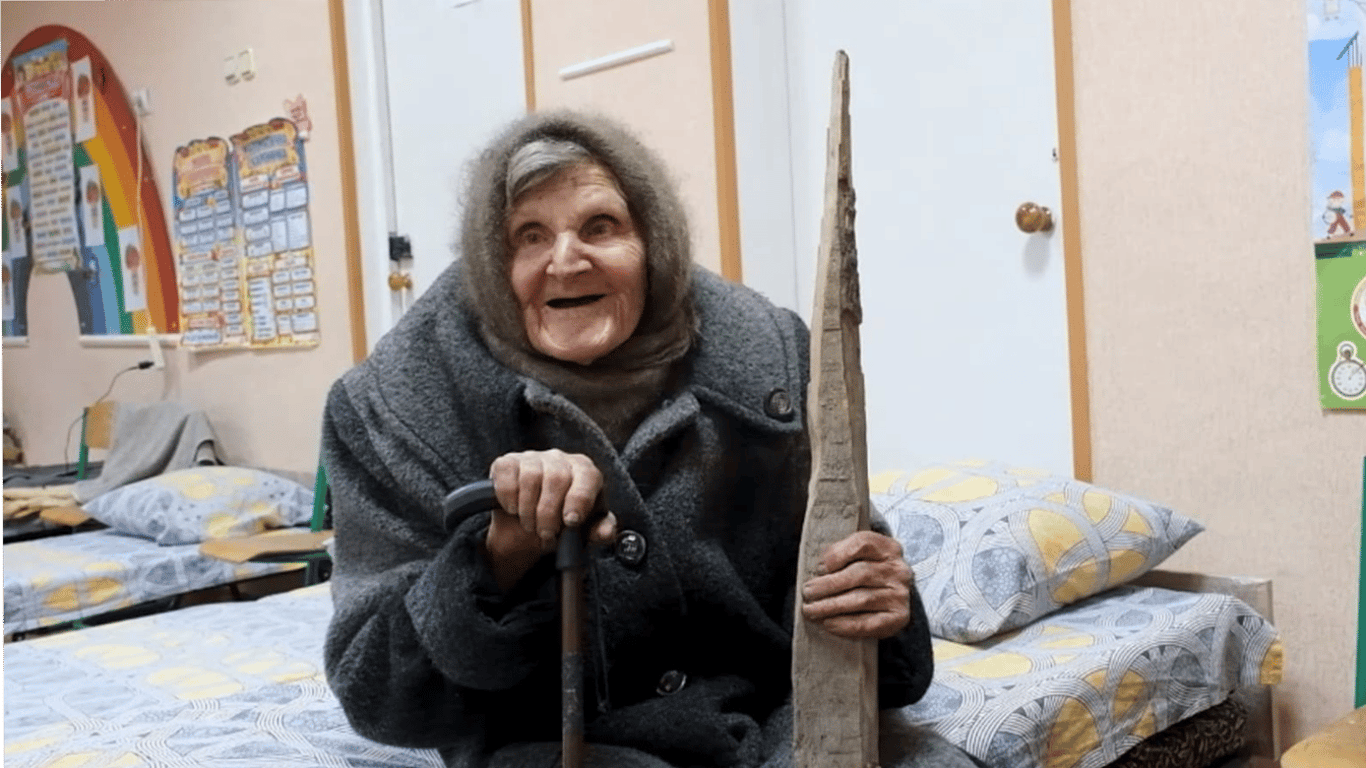 Monobank придбає будинок 98-річній пенсіонерці, яка під обстрілами вийшла з Очеретиного