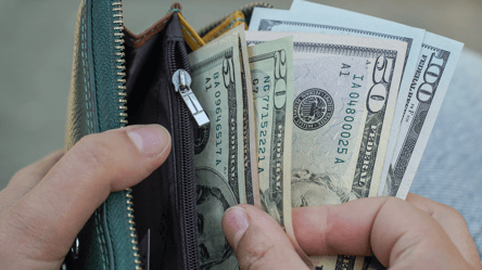 Доллары на карту — как в 2025 году перевести валюту родственникам - 285x160