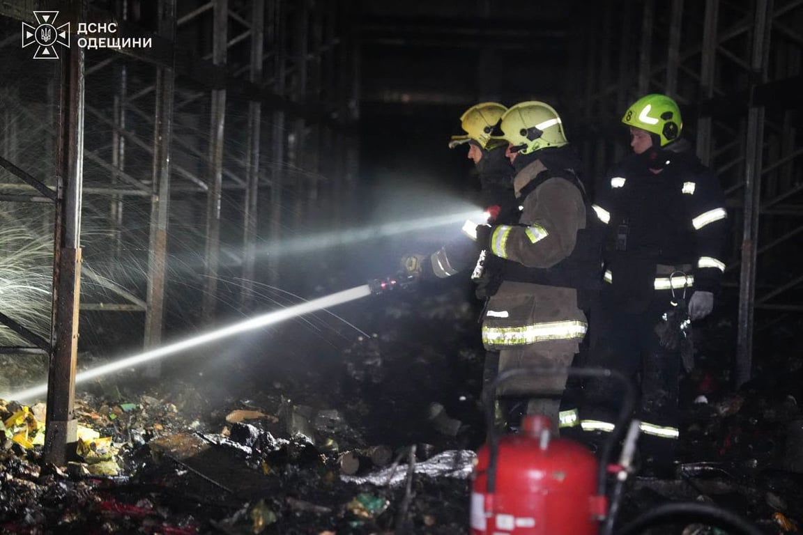Пожежа на продовольчому складі після атаки РФ на Одещину