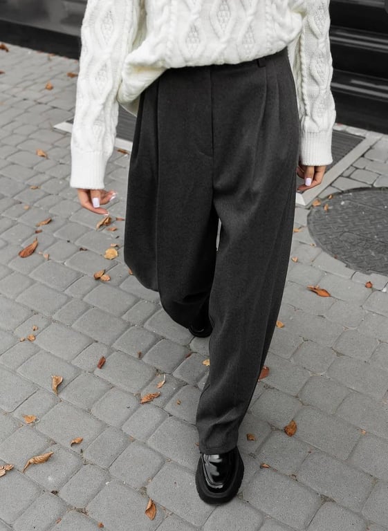 Стильний образ із трендовими штанами 70-х цього сезону