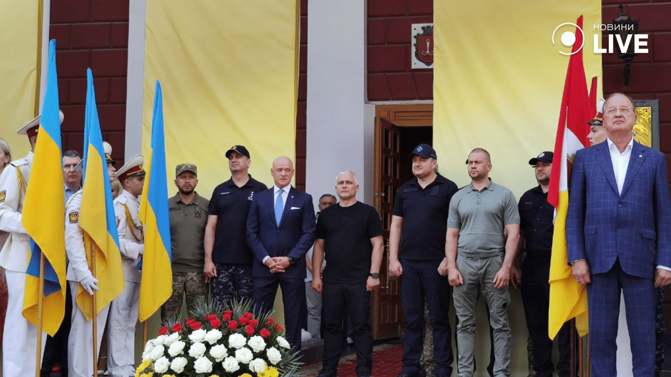 В Одесі урочисто підняли прапор з нагоди Дня міста - фото 1