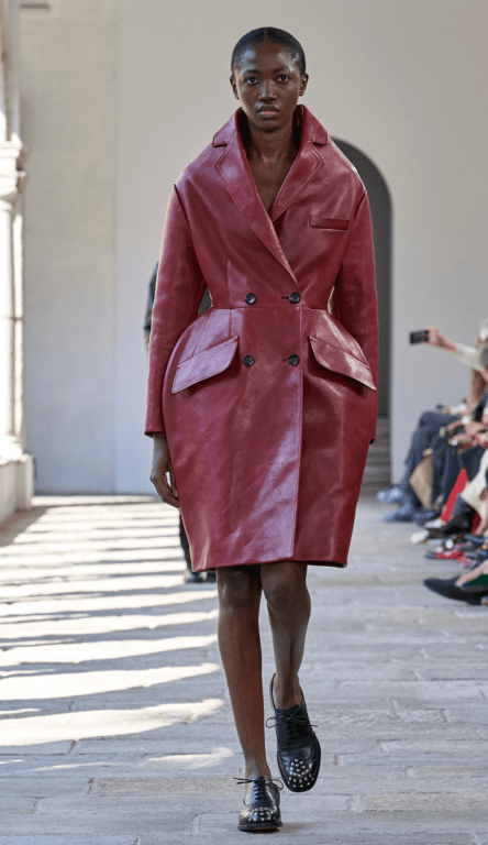 Це взуття додає бунтарського вигляду образу