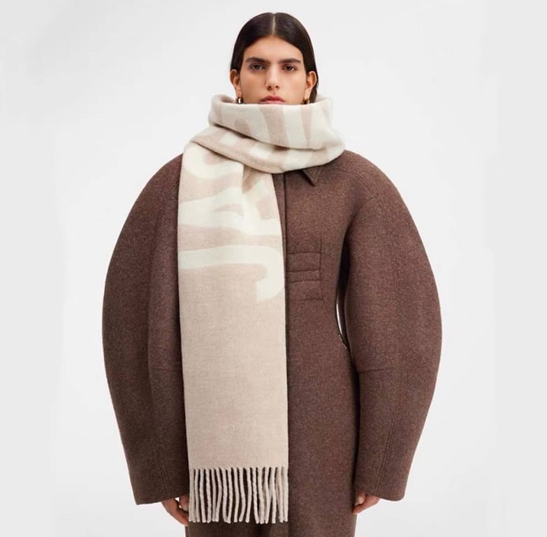 Стильні шарфи продовжують бути в тренді