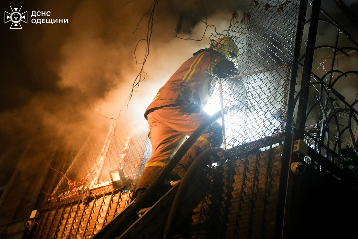 З'явилося відео порятунку жінки та кота з пожежі в Одесі - фото 1