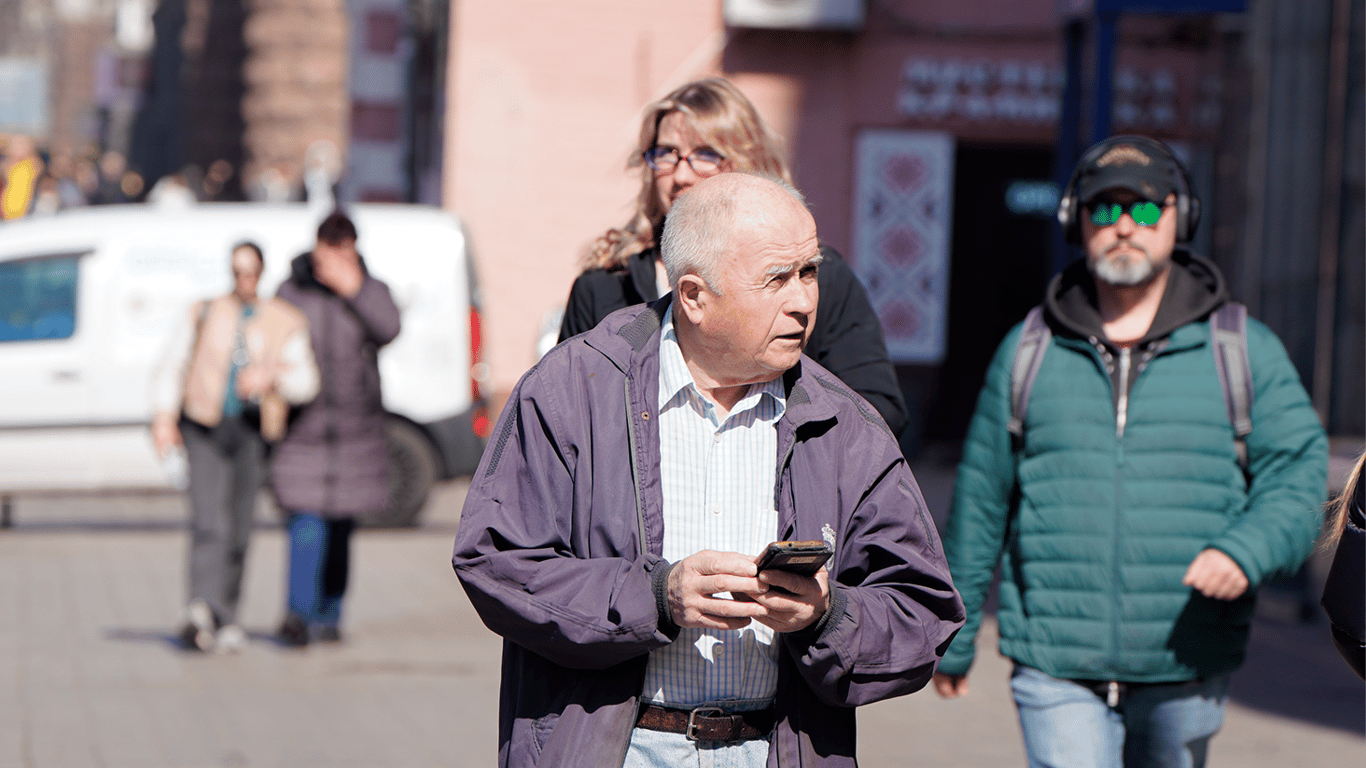 Економні мобільні тарифи для пенсіонерів: який пакет від Київстару, Vodafone та lifcell обрати у травні